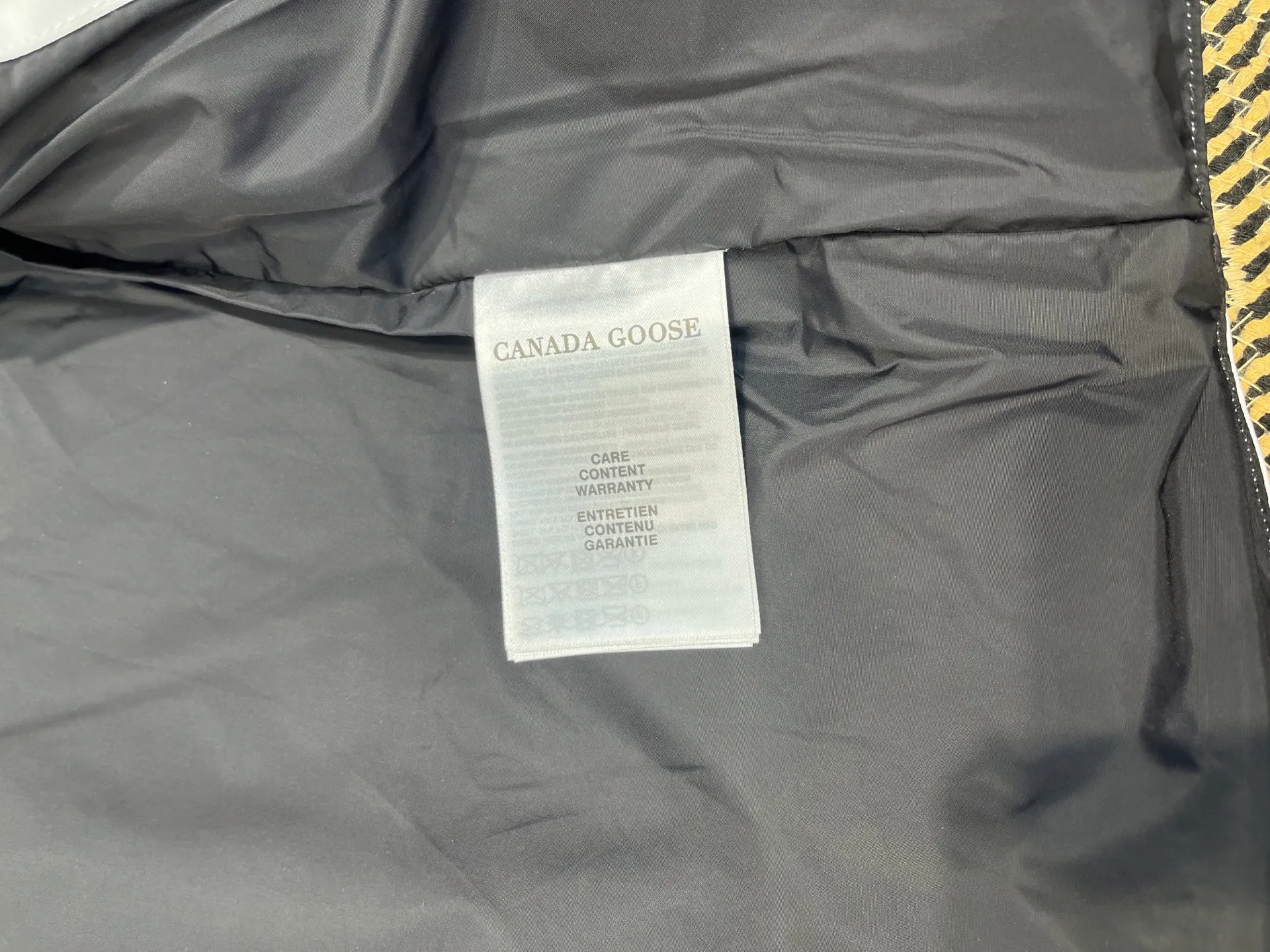 P380 🇨🇦Canada Goose""🇨🇦🌟 (pure white, non-returnable) Garson down vest has always been recognized as the warmest down jacket. Various Instagram celebrities, Internet celebrities, and celebrities often wear it for street photos. I make Canada Goose every year, but I still can't get rid of my love for it. No matter how cold the days are, there is no need to be afraid, because there is! Filled with 90% white duck down, it is the legendary warmest down jacket and is known as a must-have for Arctic outdoor sports! The most popular down jacket in the world, celebrities are rushing to buy it, it is a must-have!  Size: XS to 2XL